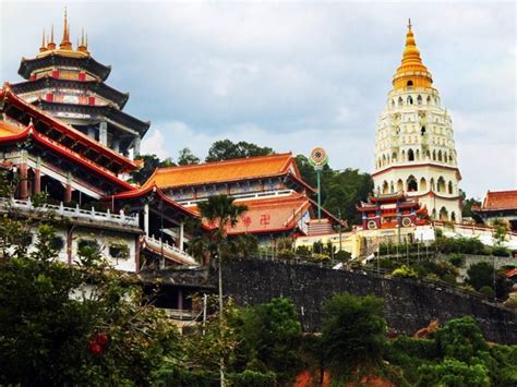 During the rainy season in october, after the shower, the sun casts a thick cloud and the kek lok temple was built in 1893 and took 20 years to complete. Kek Lok Si tempel: Het grootste tempelcomplex van Maleisië