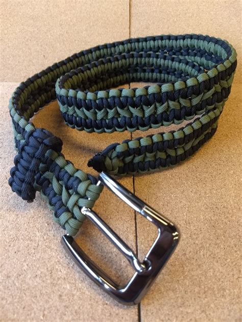 The shell of the paracord is woven from a variety of interwoven fibers, due to which it is relatively smooth. Paracord Belt Tutorial | Paracord belt, Paracord braids, Paracord