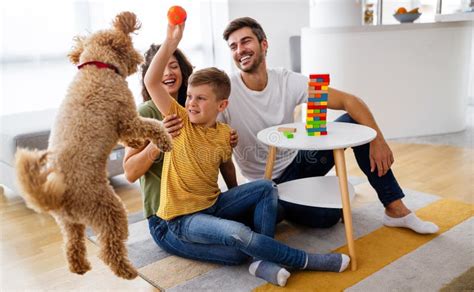 Feliz Familia Pasarla Bien Jugando Juntos En Casa Con Perro Foto De