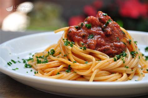 In una padella, versare l 'olio e i pomodori tagliati a metà. Ricetta - Spaghetti cozze e vongole - Le ricette dello ...