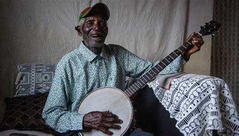 Legenda Musik Malawi Berusia 92 Tahun Menjadi Bintang Media Sosial