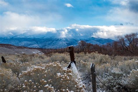 Catene Montuose Colline Neve Su Piante Deserte Con Nuvole In Cielo