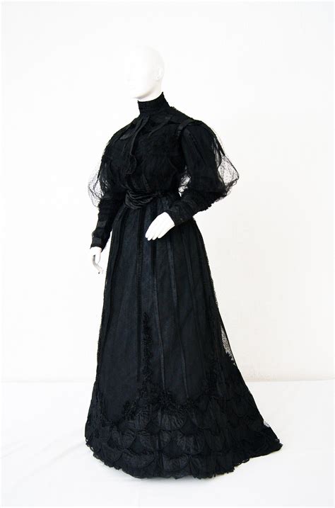 C 1900 Mourning Dress In Silk Tulle And Velvet Applications