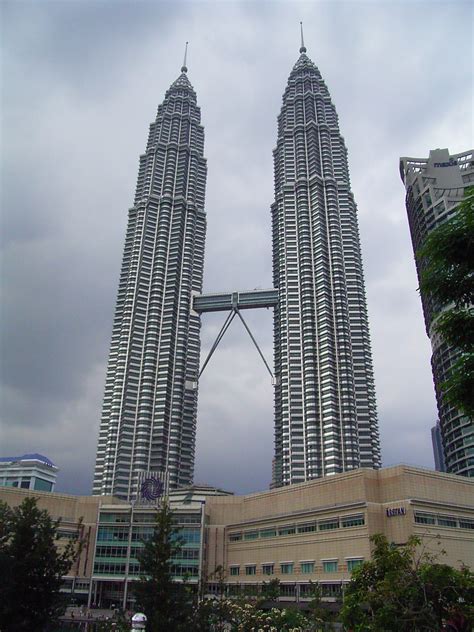 Here are my personal favourite kl's famous twin towers are 88 storeys high reaching 452m above street level. The Petronas Towers, Great Building in Kuala Lumpur ...