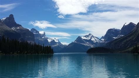 Maligne Lake View From Spirit Island In Jasper National Park Hd Wallpaper