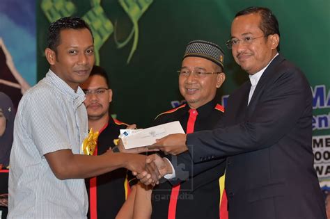 From the latest financial highlights, muaz force sdn. T E G A N U K I TA: Muaz Force Sumbang Pakaian Raya Kepada ...