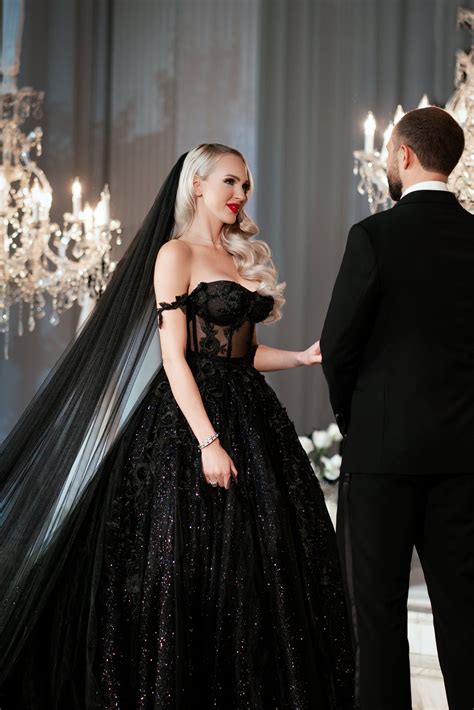 Selling Sunset Christine S Black Wedding Dress Included A 22 Foot Veil Fit For A Gothic Barbie
