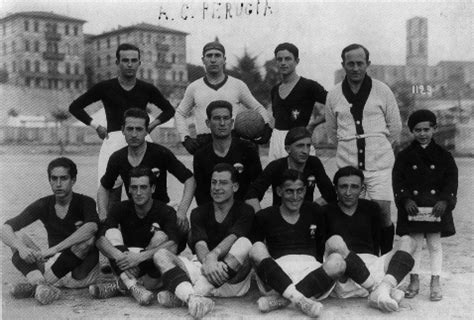 Dopo aver militato nelle giovanili del perugia, a meno di vent'anni smette col calcio giocato. Associazione Calcio Perugia 1930-1931 - Wikipedia