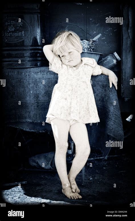 Un Nu Vintage Girl Posing Devant Sa Maison Mobile Photo Stock Alamy
