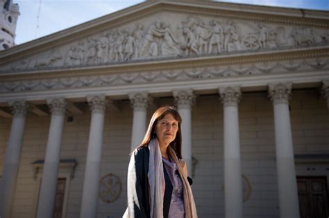 La escritora claudia piñeiro, nombrada ciudadana ilustre de la ciudad de buenos aires en 2019/ silvana boemo. En su día: Dime qué padre tienes y te diré qué libro le ...