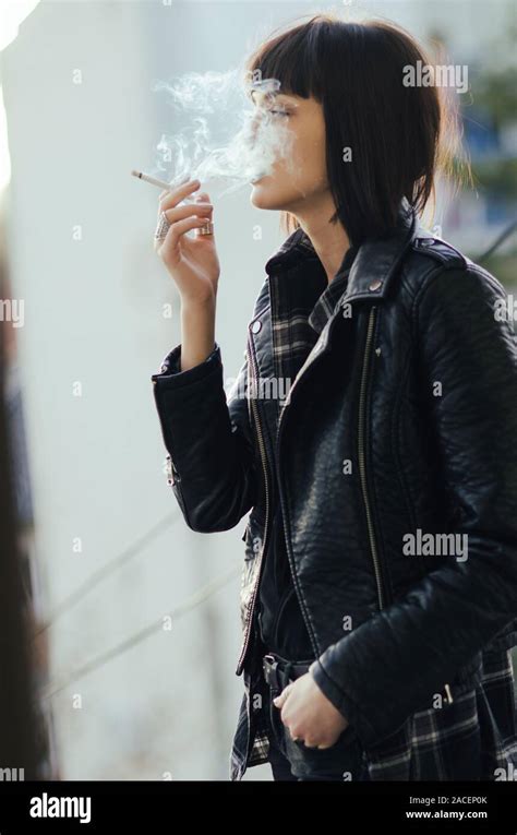 Junge Mädchen Rauchen Mit Cloud Puff Rauch Von Gesicht Stockfotografie Alamy