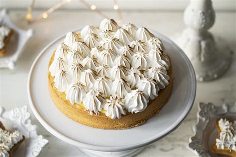 Soprattutto la domenica ci piace concludere il pranzo le preparazioni sono varie, ma molto semplici e, dividendo il lavoro in due giorni ( io inizio la sera prima con frolla e crema al limone e termino il. Crostata con crema al limone e meringa - MOON DIARIES