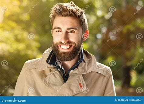 Hombre Joven Hermoso Sonriente Al Aire Libre Foto De Archivo Imagen De Facial Modelo
