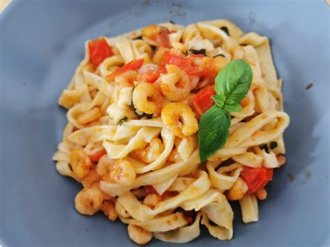 Io solitamente lo preparo nel periodo delle feste ma in. Tagliatelle POMODORINI FRESCHI e GAMBERETTI | Ricette in ...