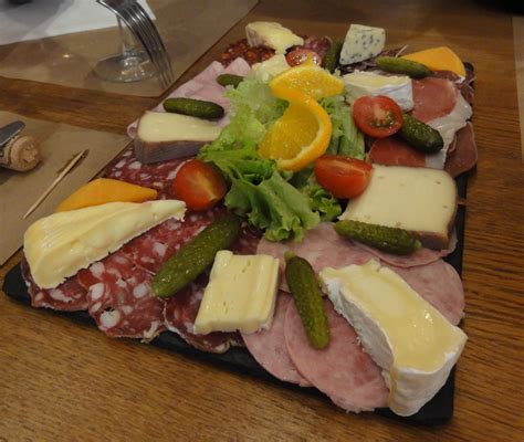 Une Ardoise De Charcuterie Et De Fromages Artisanaux Apero Dinatoire