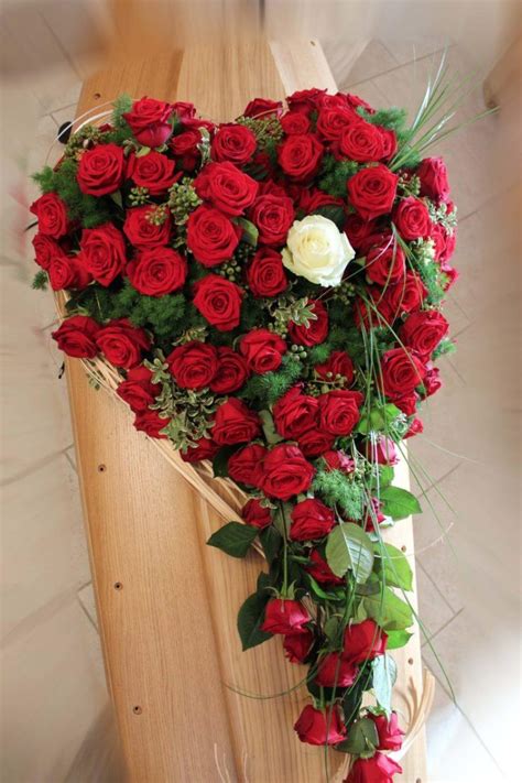 Perchè inviare delle rose rosse ad una persona? Cuore Copribara di Rose Rosse con Una Rosa Bianca | Fiorissimo