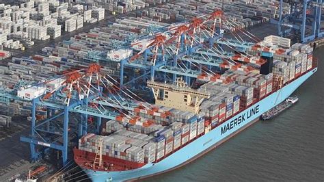 Maersk Mckinney Moller Crosses 18000 Teu Containers Sets The World
