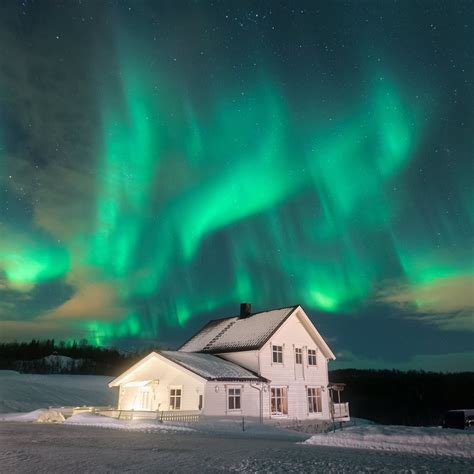 Giveaway: 4 nights at the Aurora Borealis Observatory - AURORA live