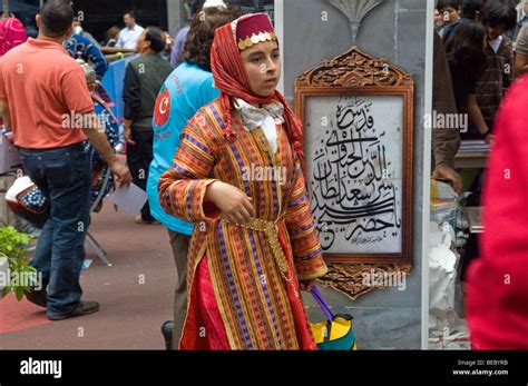 Une Jeune Fille Dans Un Costume Turc Marche Par à Une Calligraphie Turque Turkish Festival à New