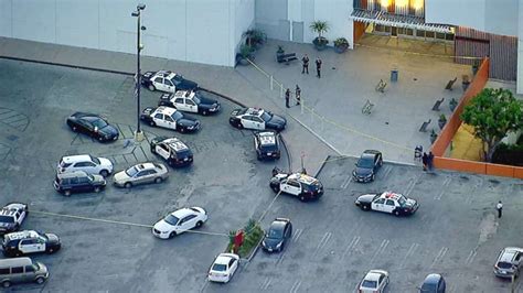 police fatally shoot knife wielding suspect inside shopping mall abc news