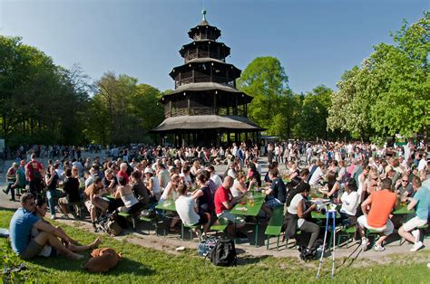 Keine halbe stunde dauert die tour durch den südlichen parkteil und endet im biergarten am chinesischen turm. Englischer Garten Biergarten Chinesischer Turm - als Ihre ...