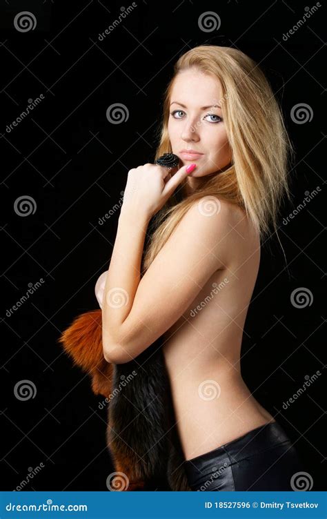Torse Nu Sexy De Femme En Fourrure Photo stock Image du sensualité