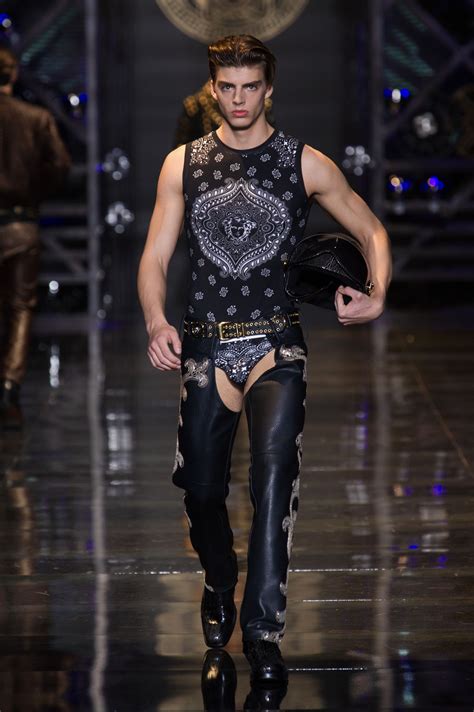 Pin By Versace On Archive Versace Mens Fashion Shows Mens Fashion