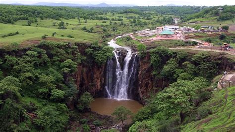 Tourist Places Near Indore जहां झरने का साथ देती हवाएं ट्रेन की छुक