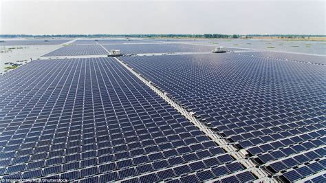 China Builds Worlds Largest Floating Solar Plant Daily Mail Online