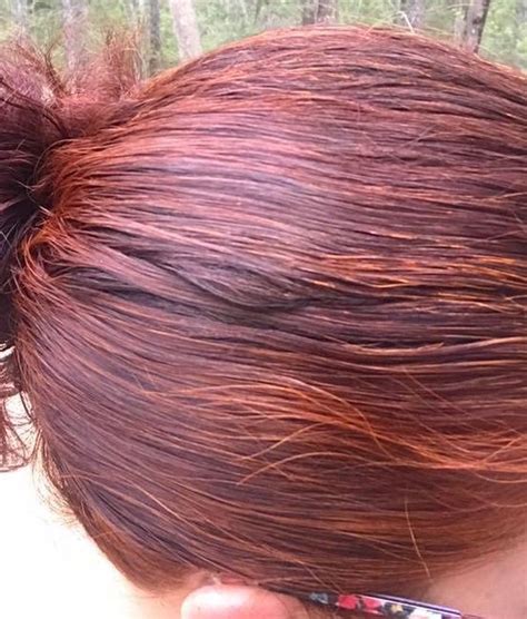 Henna nos cabelos deixa uma cor linda e além disso ainda trata e ajudar a combater a queda