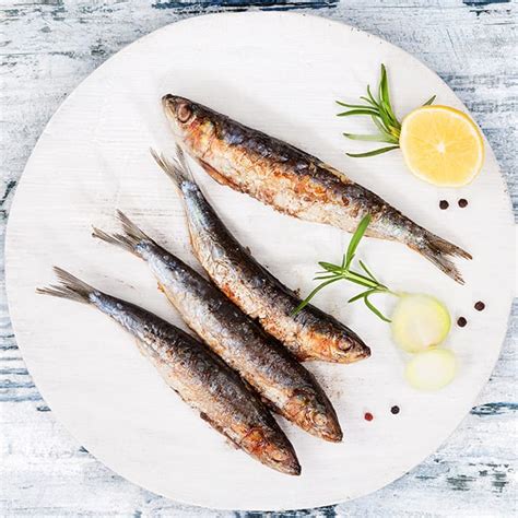 Todos os santos são pessoas como nós, mas quando vemos seus rostos calmos. Mês de santos populares, mês da sardinha