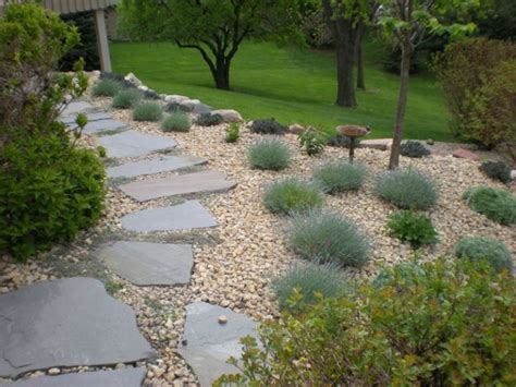In verbindung mit wasser, pflanzen oder erde bilden die steine eine harmonische einheit. Splitt im Garten - 29 moderne Gestaltungsideen