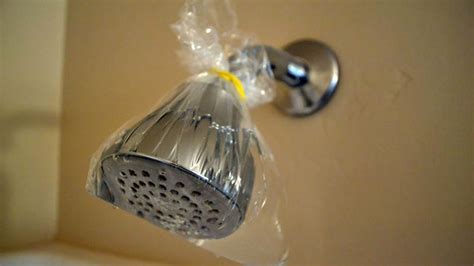 Tie A Bag Of Vinegar Around Your Shower Head To Clean It With No Effort
