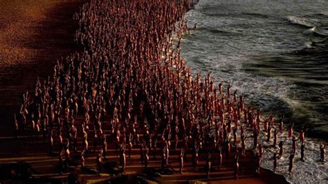 Hàng ngàn người khỏa thân trên bãi biển chụp ảnh tập thể Tạp chí Một