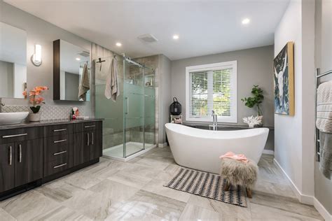 Salle De Bain Contemporaine Avec Lavabo Spacieux