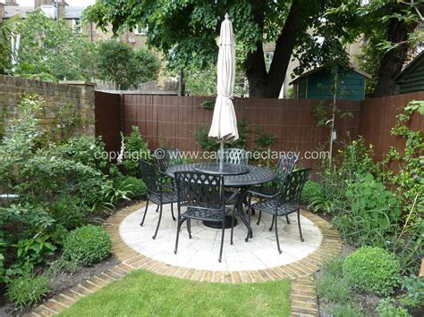 Landscaping ideas for small backyards would be awesome by choosing flower beds with edging so that quite cool in featuring beautiful small backyard landscaping. victorian-north-facing-garden-13 - Garden Design London ...