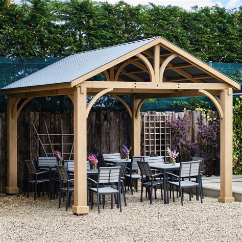 Benefits To Choosing An Outdoor Gazebo For Your Hospitality Business