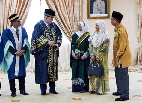 Nazrin muizzuddin shah (born on 27 november 1956 (age 63 years) at george town, penang, penang, malaya) is the 35th sultan of perak. Kejayaan berpotensi cetus polemik perebutan kuasa: Sultan ...