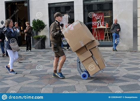 American Ups Delivery Man With Packet In Copenhagen Editorial Photography Image Of Logistics