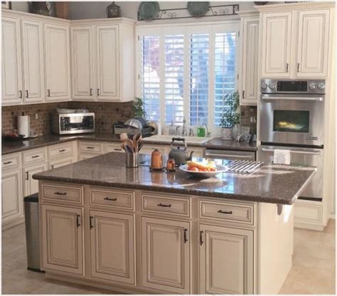 Cabinets are usually the most prominent feature of a kitchen and greatly determine the room's overall décor. Refinishing Kitchen Cabinets Ideas di 2020