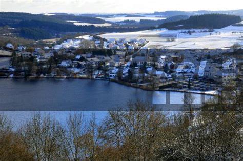 Diese künstler versprechen zwei komische und kurzweilige abende am schalkenmehrener maar: blickwinkel - Schalkenmehrener Maar im Winter, Deutschland ...