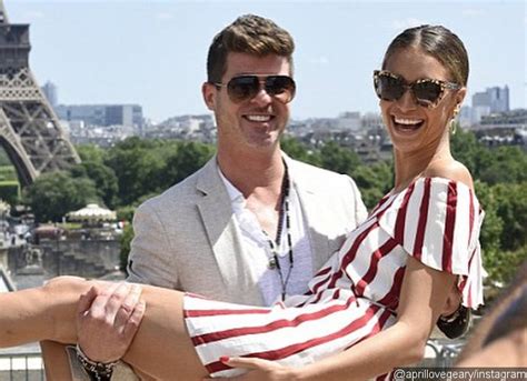 Robin Thicke S GF April Love Geary Shows Barely There Baby Bump In