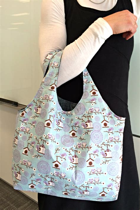 I love making practical and reusable things that are quick to sew. Reversible Hobo Beginner Bag Pattern | The Stitching Scientist