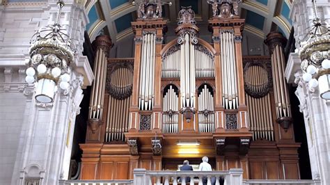 Quick Clip Of The Pipe Organ Being Played At The Kelvingrove Museum