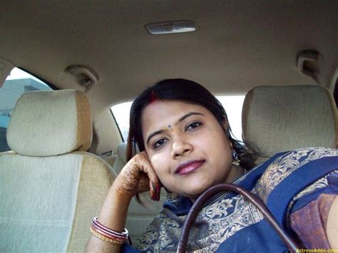 hot mallu desi indian aunty sms chat phones number gujji marathi aunty car posing camera blue saree