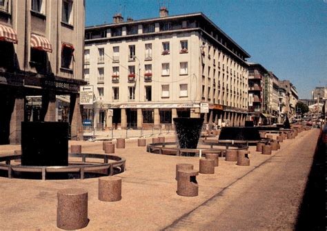 It is the capital city of the brest region. Hier et aujourd'hui : les fontaines de Marta Pan, rue de ...