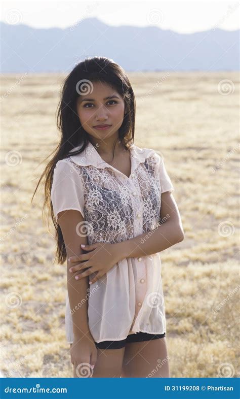 Mulher Americana Asiática De Sorriso Nova Foto De Stock Imagem De