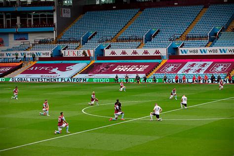 Mit der spielleitung wurde michael oliver betraut. Alle Spieler von Villa, Sheffield und dem Schiedsrichter ...