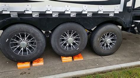 However, today we're sharing reasons you should avoid buying a 5th wheel. Flipping Shackle on Triple Axle 5th Wheel - YouTube