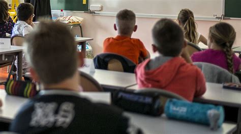 El profesor de mi clase de italiano es muy difícil de entender. Profesora expulsa a estudiante por leer la Biblia en aula ...